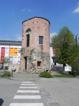 Torre d’angolo a Piverone, oggi Ufficio Turistico (41033 bytes)